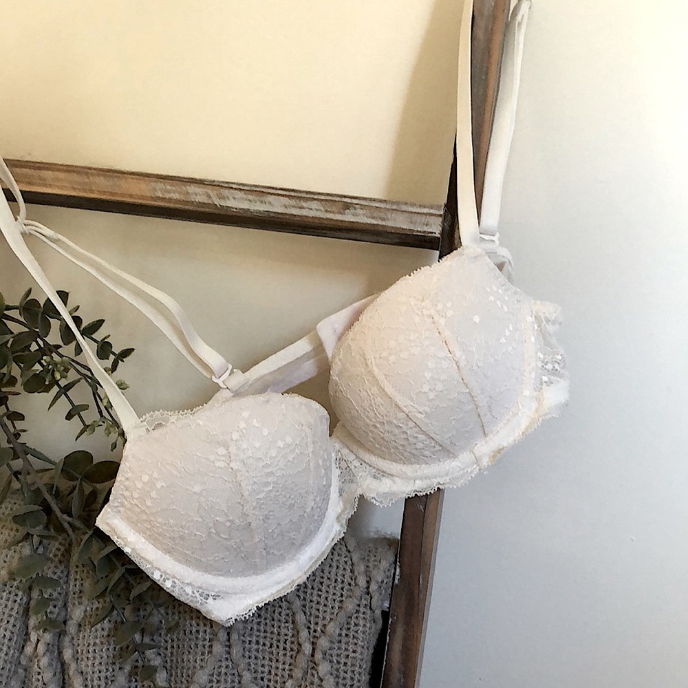 NEW PINK Victoria Secret push-up bra - never worn. White lace